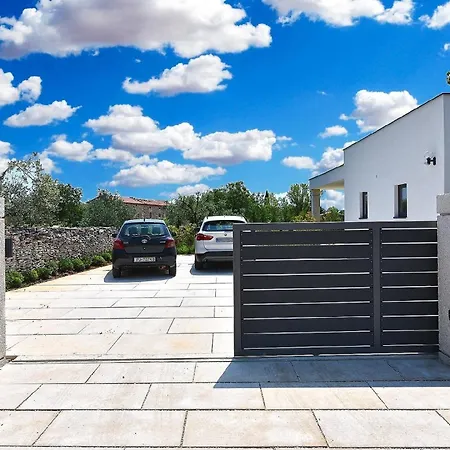 Mit Privatpool Fuer 7 Personen Ca 125 Qm In Stokovci, Istrien Binnenland Von Istrien Svetvinčenat