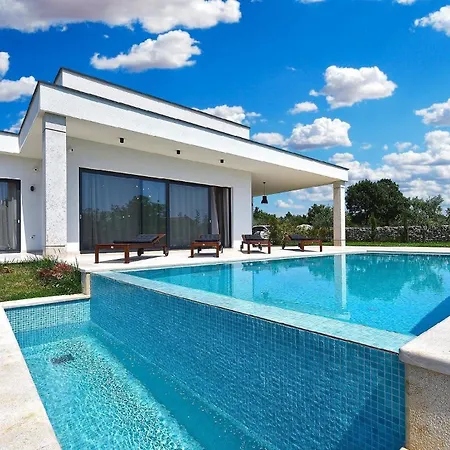 Mit Privatpool Fuer 7 Personen Ca 125 Qm In Stokovci, Istrien Binnenland Von Istrien