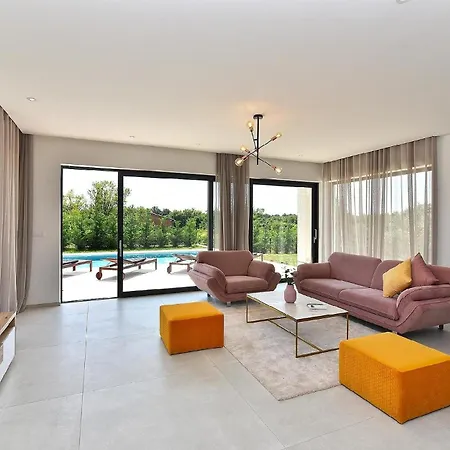 Mit Privatpool Fuer 7 Personen Ca 125 Qm In Stokovci, Istrien Binnenland Von Istrien Svetvincenat