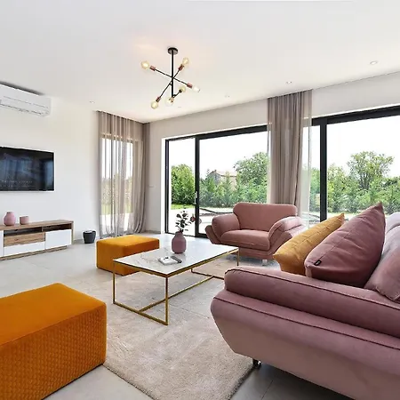Mit Privatpool Fuer 7 Personen Ca 125 Qm In Stokovci, Istrien Binnenland Von Istrien Svetvincenat